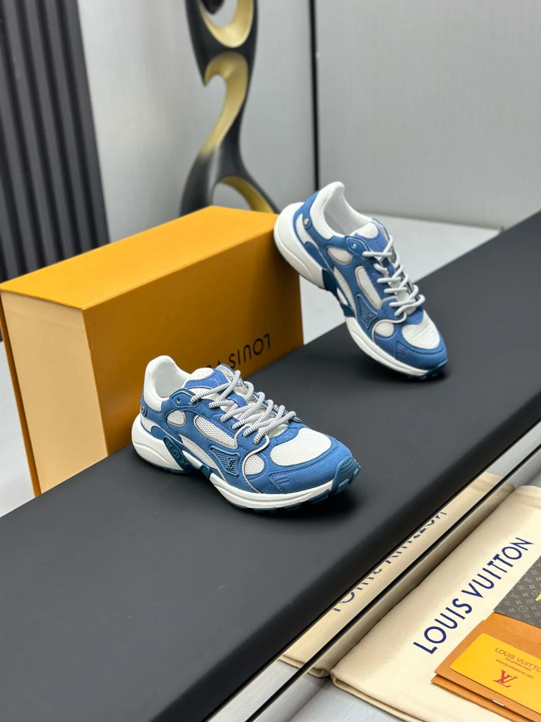 Factory price: 640💰Top version LV-Louis Vuitton-classic catwalk new style original 1:1 developed replica! ! The upper foot is very comfortable. It is made of luxurious materials and fine workmanship. The midsole is printed with English letters "Made in Europe". The upper is made of calfskin imported from Italy. The side is decorated with the brand's LOGO and signature. The latest latex foot pads and mesh lining make the foot feel super comfortable. The original two-color TPU combination outsole is specially provided by the original factory. Bag technology Goodyear stitched edges Fabric: Exclusive custom first-layer cowhide Accessories: Exclusive private model Vuitton logo, lining: Customized silk mesh lining - first-layer silk cowhide lining Outsole: TPU combination outsole wear-resistant, non-slip and anti-yellowing Foot pads: new latex pads-mesh sweat-absorbent Counter technology: fully computerized sewing machine wire drawing Toe box back cover Hot and cold shaping Full set of pull-top last with medium and low logo pattern Counter packaging - Shoelaces, certificates, cards, instructions, certificates of quality, dust bags, the most comprehensive packaging on the entire network, women's models 35-39, men's models 38-46 (38/46 customized, non-refundable!
